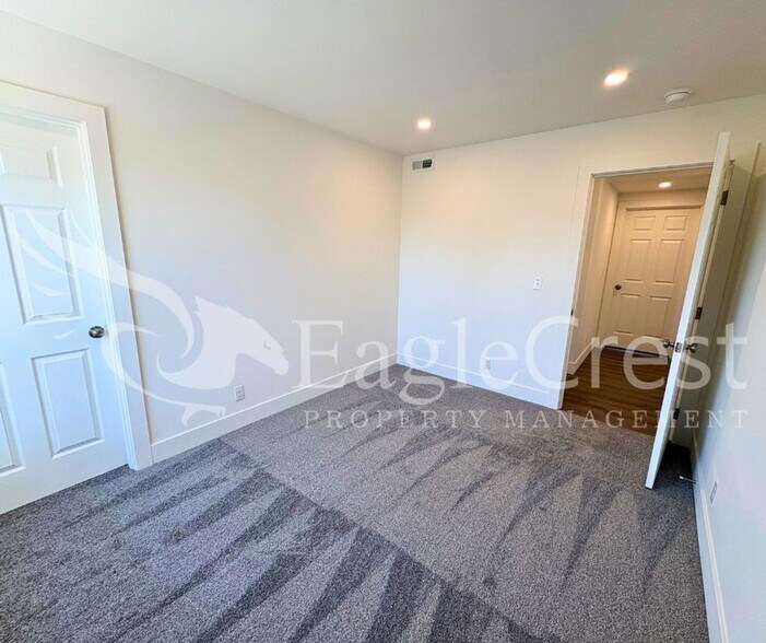 Building Photo - ANKENY