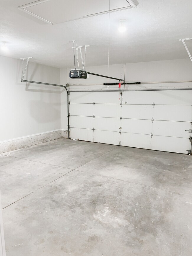 Garage - 704 N Cottonwood Ave