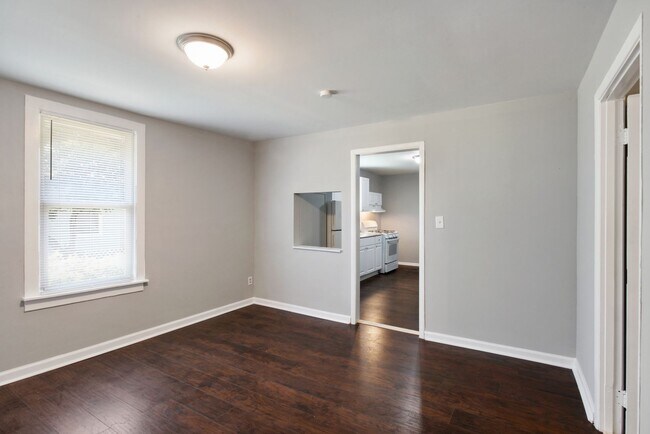 Building Photo - Large 3BR/2BA Home Walking Distance to Daf...