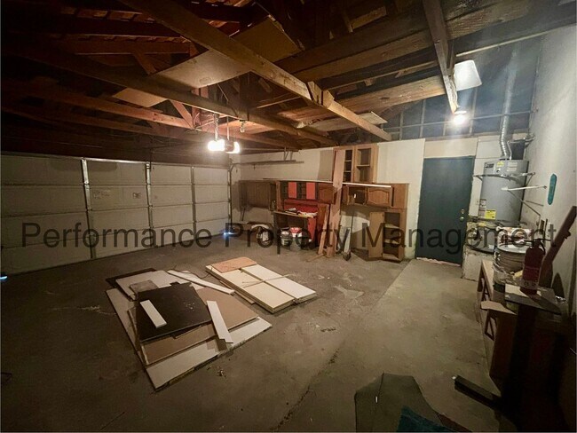 Building Photo - Stunning 3 Bed/2 Bath Split Wing Home w/ R...
