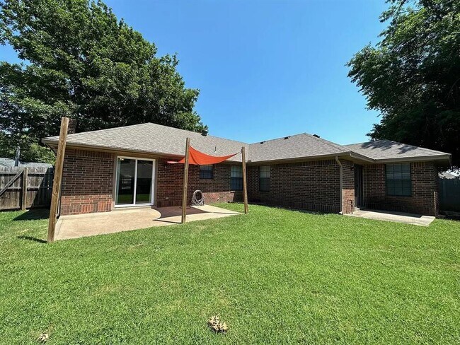 Building Photo - 512 Bonita Cir