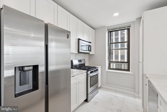 Building Photo - 135 S 19th St