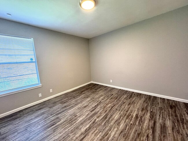 Building Photo - 3 bedroom 2 bathroom Duplex!