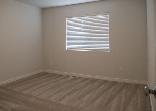 Building Photo - Spacious 1,884 sq ft 3bd 2.5bth home w/ loft & 2 car garage!