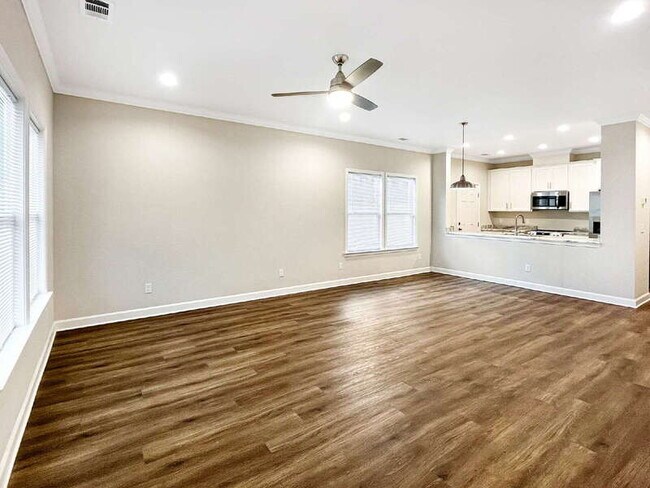 Building Photo - 39 Travis St