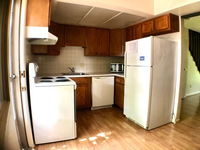 Building Photo - $1,200 - 2 Bed/1 Bath Private area near the Oval