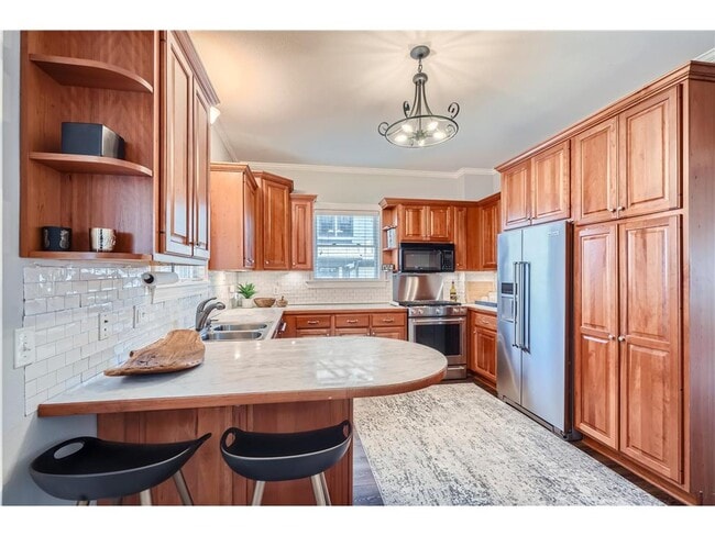 Building Photo - 1045 Lake St E