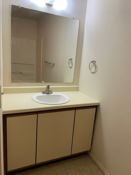 Building Photo - 140 E Main St