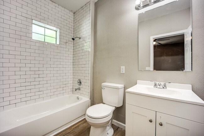 Building Photo - Freshly Updated 3 Bedroom House