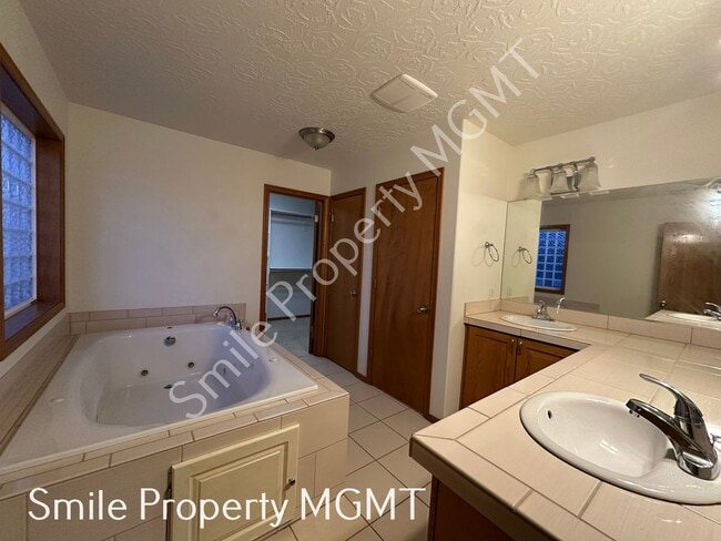 Building Photo - Lovely house with 4 bedrooms, 2 bonus room...