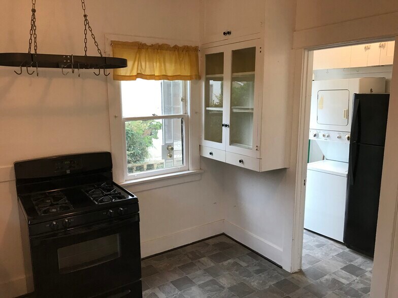 Utility room off of kitchen with stackable washer/dryer - 367 Junipero Ave
