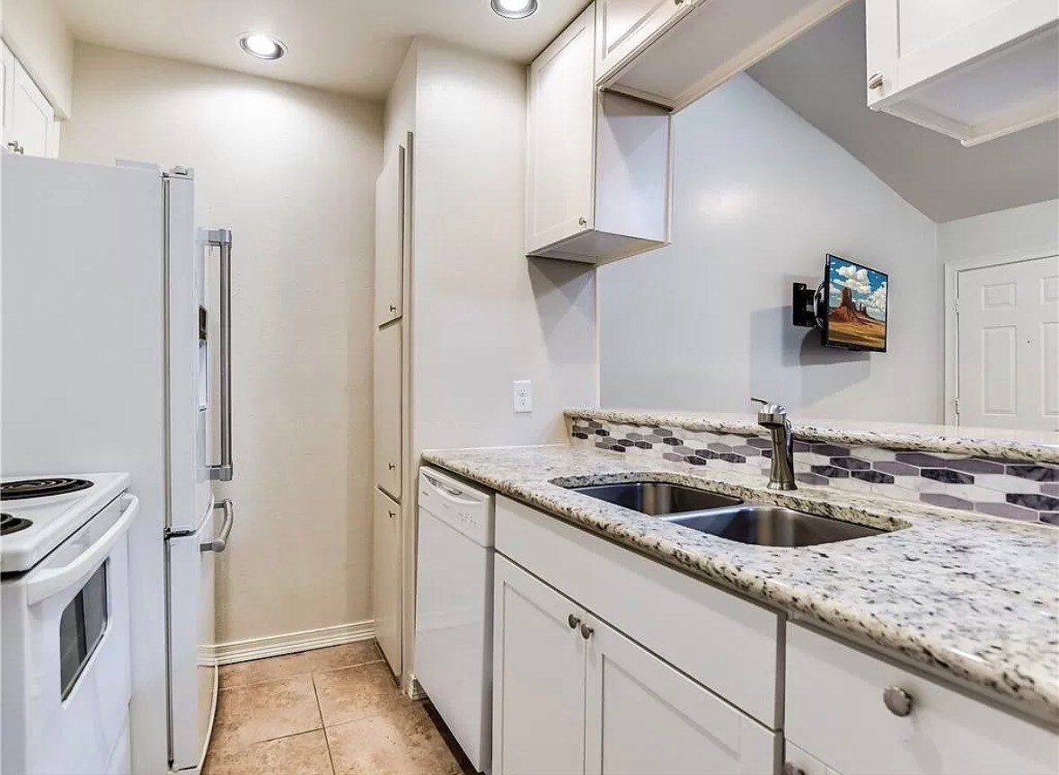 Kitchen 1 - 2905 Swisher St