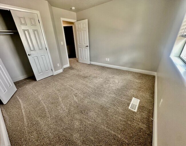 Building Photo - 3 bed -2.5 bath - Newer townhome in the heart of Cedar City!
