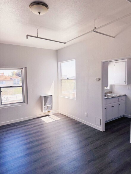 Building Photo - 1318 S Pacific Ave