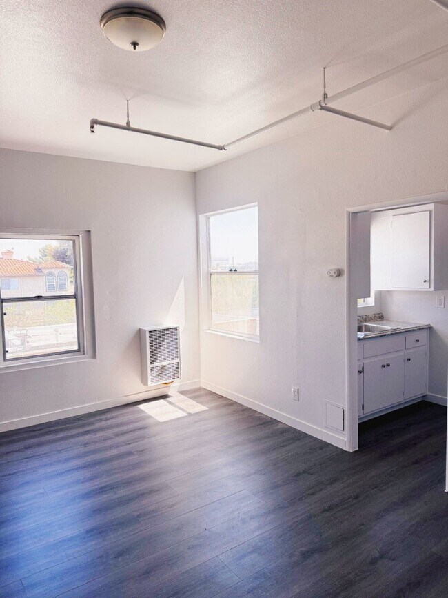 Building Photo - 1318 S Pacific Ave