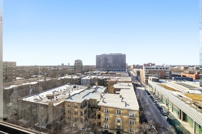 Building Photo - 4343 N Clarendon Ave