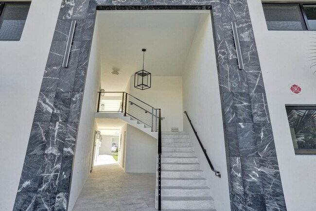 Building Photo - 840 SE 22nd Ave