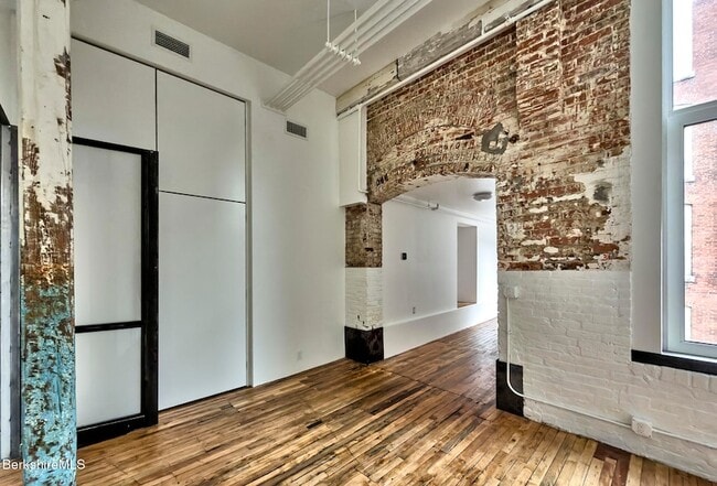 Building Photo - 520 State Rd