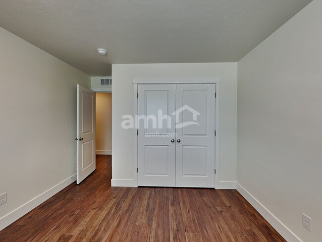 Building Photo - 1022 N Rivermist Pl