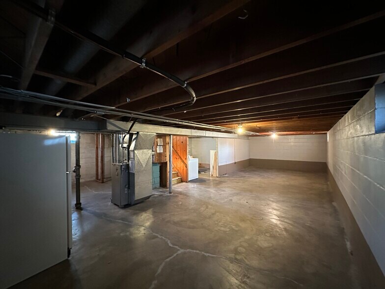 Building Photo - 802 Carrington Ave