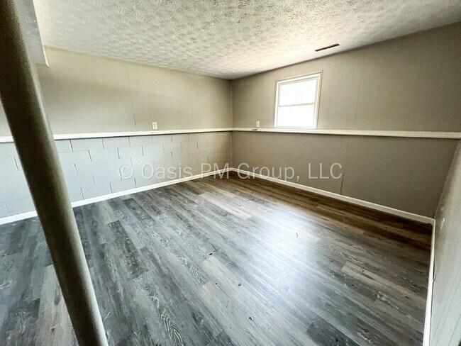 Building Photo - 912 Tellega Ave