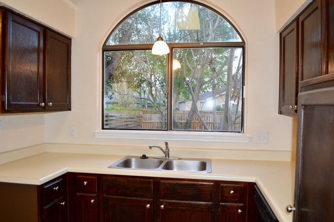 Building Photo - Beautifully updated move-in ready 3/2.5