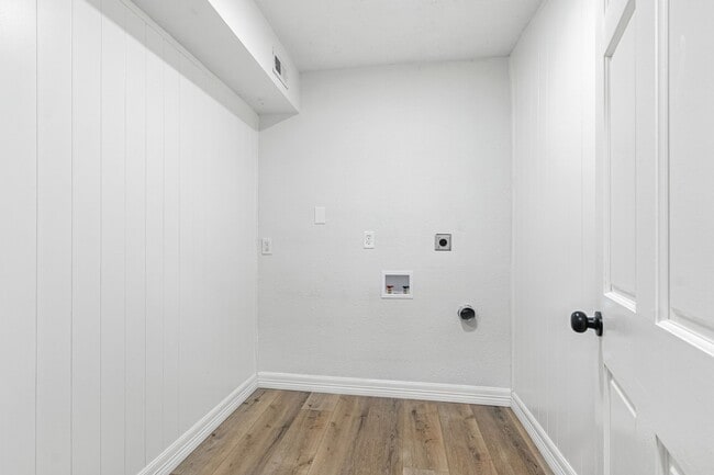Building Photo - 606 Orangewood Dr