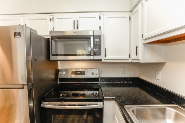 Building Photo - WILLIAMSBURG 2 Bedroom 1.5 Bath Townhome