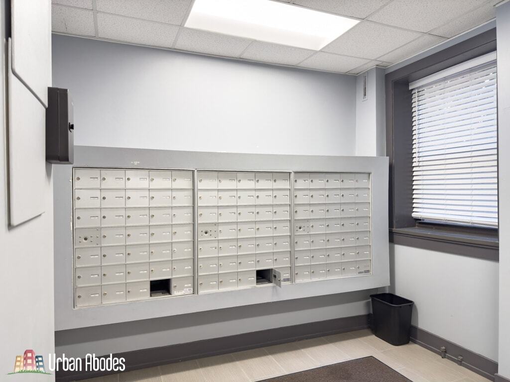 Building Photo - 501 W Belmont Ave