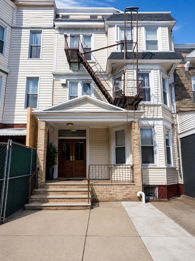 Building Photo - 155 Bowers St