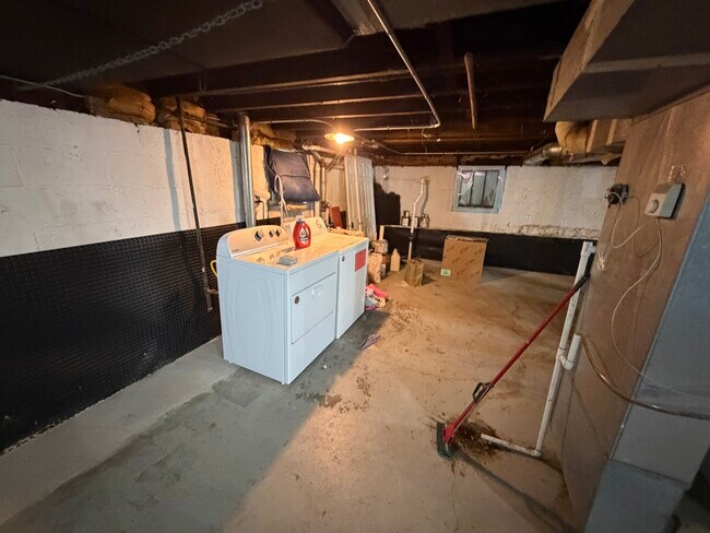 Building Photo - 472 N Larch Ave