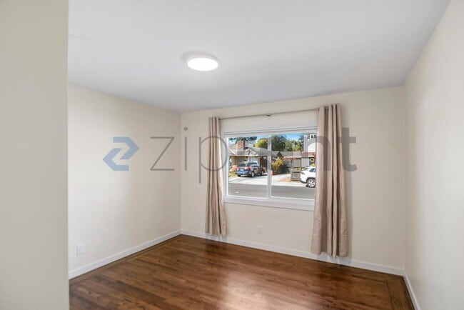 Building Photo - 319 Iris Way