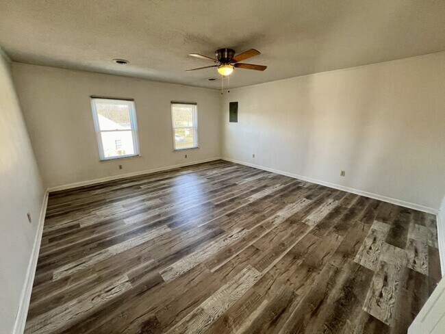 Building Photo - 555 Old Hwy 99 (Triplex)