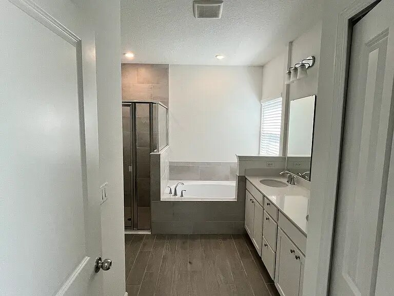 Master bathroom - 15591 Whispering Fir Dr