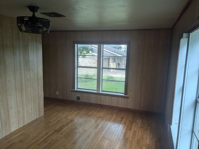 Building Photo - 3 Bed 1 Bath with Large Yard, Workshop, and Laundry Hookups