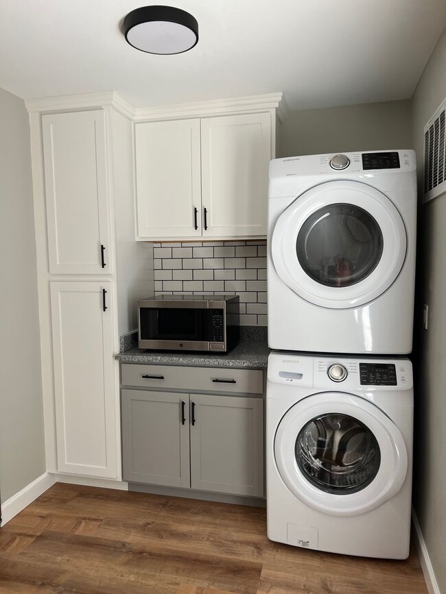 Building Photo - 2 Bedroom/1.5 Bath Townhouse Kingsport TN