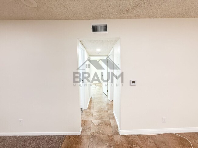 Building Photo - 221 W Elm Ave