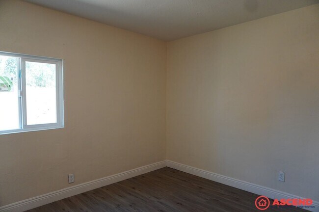 Building Photo - Cozy 2BD/1BA Home in Bakersfield's 93308 — Trash Included, Driveway & No Pets!