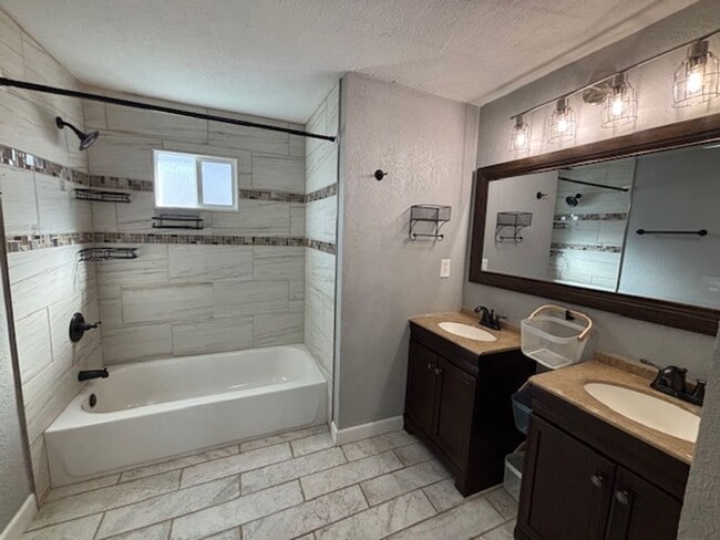 Building Photo - Adorable 4 Bedroom 2 Bathroom Single Famil...