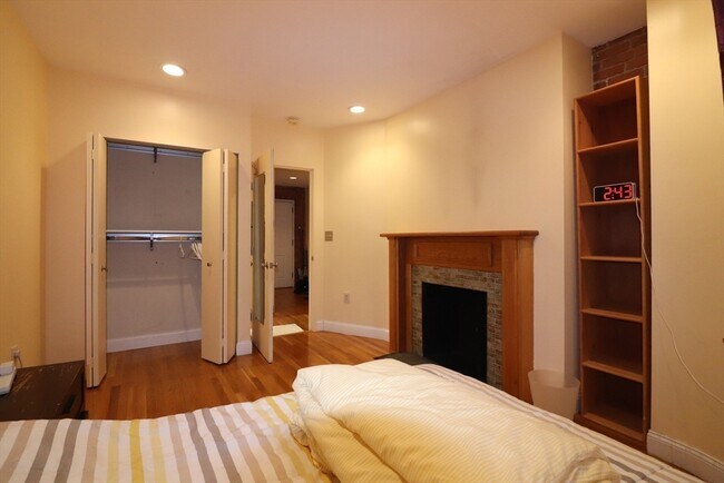 Building Photo - 96 Gainsborough St