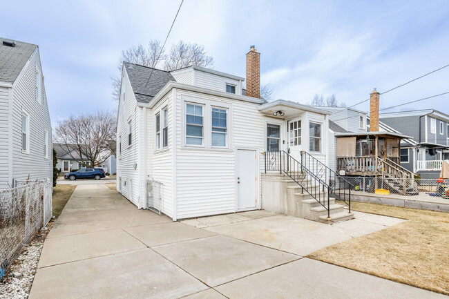 Building Photo - 10939 S Lawndale Ave