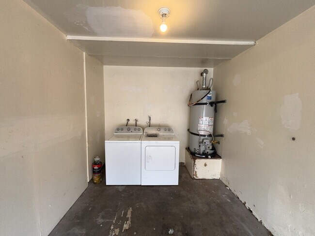 Building Photo - 2-Bed 1-bath in Prime Las Vegas Location – 950 Sq. Ft. of Comfort!
