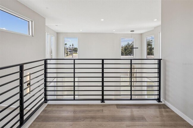 Building Photo - 544 N Bumby Ave