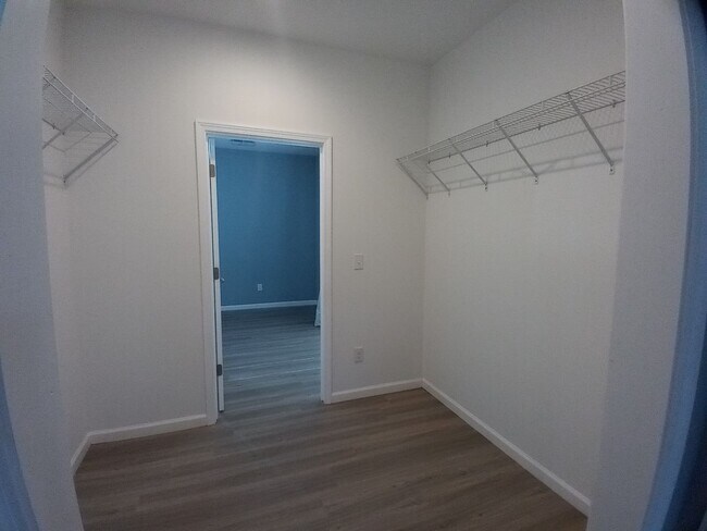 Building Photo - 3725 Pinewood Rd