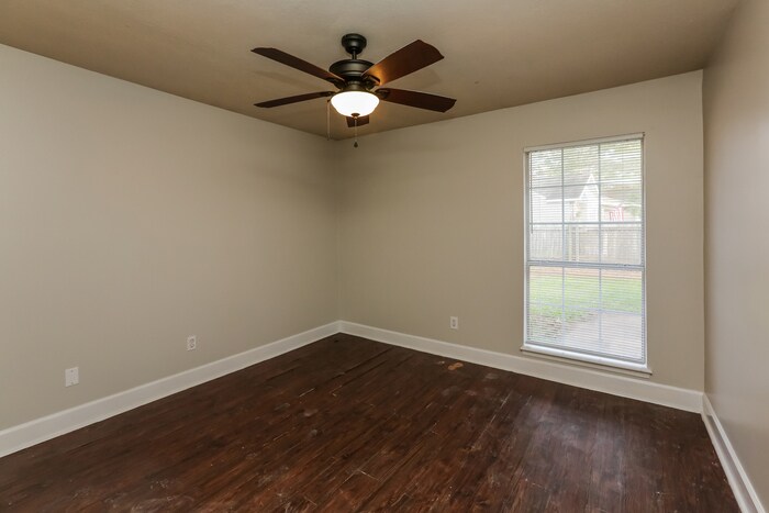 Building Photo - 2038 Red Oak Dr