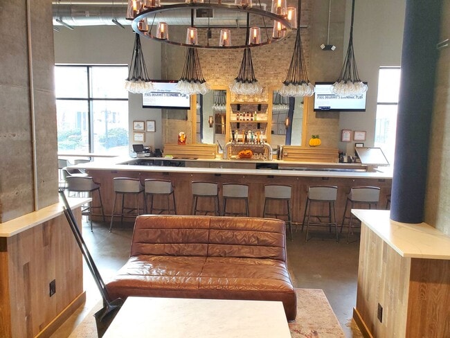 Building Photo - Renovated, centrally located and with lots of amenities (& great views) describes this 11th fl, 2...