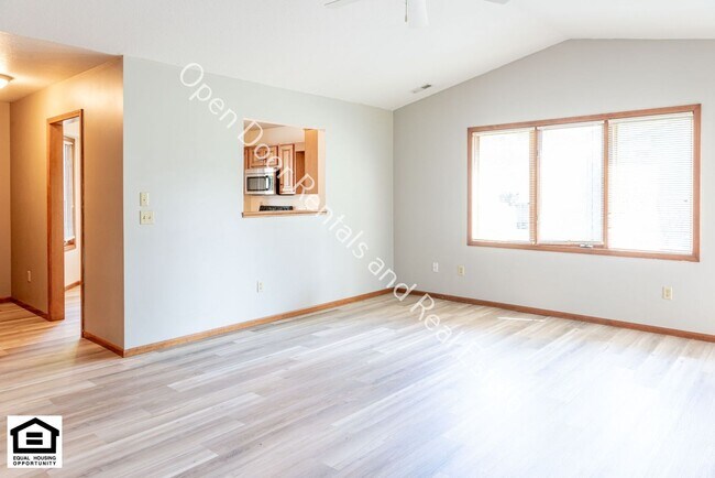 Building Photo - 1420/1422 Flagstone