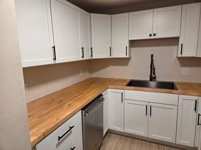 Building Photo - 136 Mammoth Rd