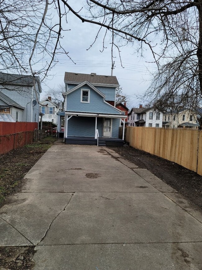 Building Photo - BEAUTIFUL 3 BEDROOM 1 BATH NEWLY REMODELED