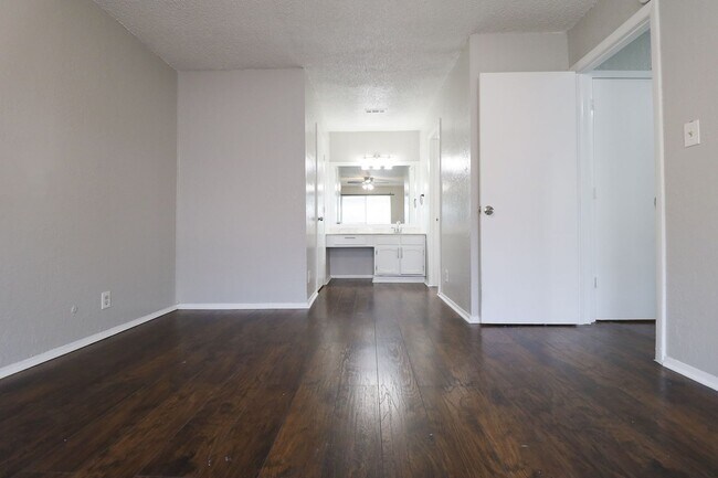Building Photo - Recently renovated 2 Bedroom!
